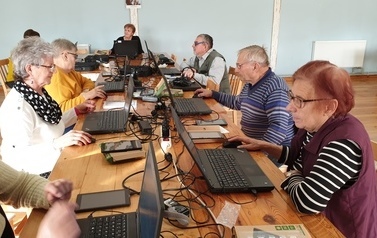 Seniorzy ukończyli kurs i otrzymali tablety 6