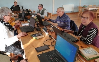 Seniorzy ukończyli kurs i otrzymali tablety 8