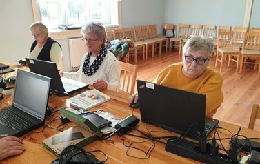 Seniorzy ukończyli kurs i otrzymali tablety 9