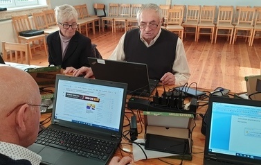 Seniorzy ukończyli kurs i otrzymali tablety 13