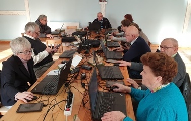 Seniorzy ukończyli kurs i otrzymali tablety 19