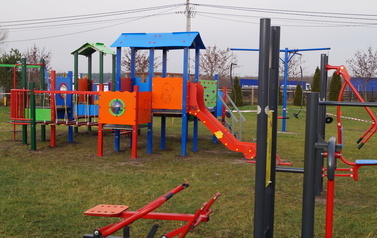 Plac zabaw przy świetlicy w Grodztwie