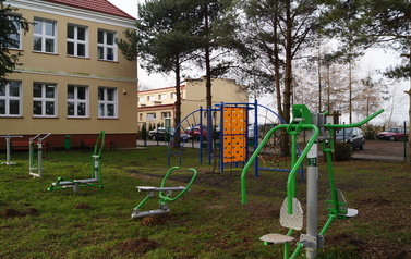 Plac zabaw przy szkole Galileo w Nakonowie