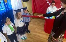 Uroczystość ślubowania i pasowania na uczni&oacute;w dzieci klas I w szkole w Więsławicach 52