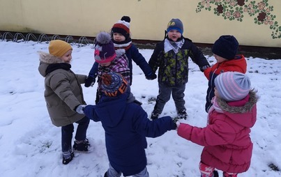 Zdjęcie do Przedszkolaki na zimowym spacerze